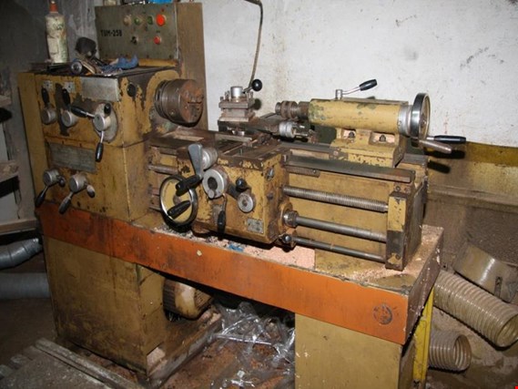 Used PONAR TUM-25B Turning lathe for Sale (Auction Premium) | NetBid Industrial Auctions